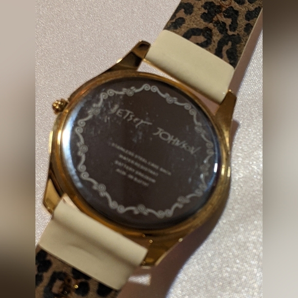 Betsey Johnson Quartz Analog Ladies Watch Gold Tone BJ2137 Patent Leather - Picture 10 of 10